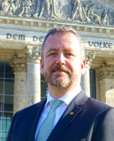 <b>Dr. Bernd Fabritius</b> vor dem Reichstagsgebäude in . - Bernd_Fabritius_Reichstag_2014
