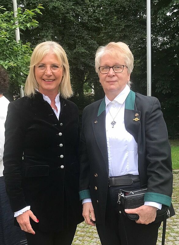 Staatsministerin Ulrike Scharf und Herta Daniel ...