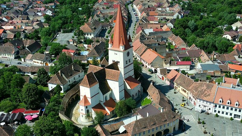Heltau - die Kreuzkirche dominiert das Stadtbild ...