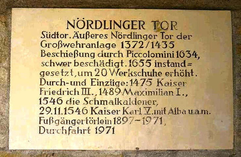 Inschrift am Nrdlinger Torturm in Dinkelsbhl ...
