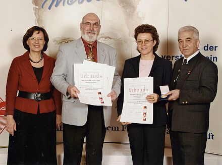 Harald und Margarete Hubbes (Metzgerei Mooser) wurden beim Qualittswettbewerb bayerischer Metzgereien von Staatssekretrin Emilia Mller (links) und Landesinnungsmeister Georg Kleeblatt ausgezeichnet.