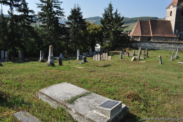 Blick von der Friedhofsseite auf die Kirchenburg mit neuem Dach. 