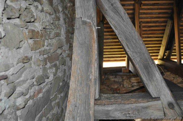 Der erhaltene, rekonstruierte alte Dachstuhl ber dem Kirchenschiff und der Apsis.