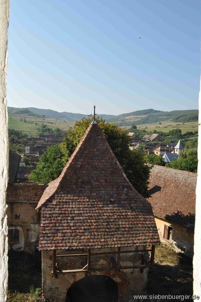 Blick aus dem Kirchturm zur neu rekonstruierten Torbastei