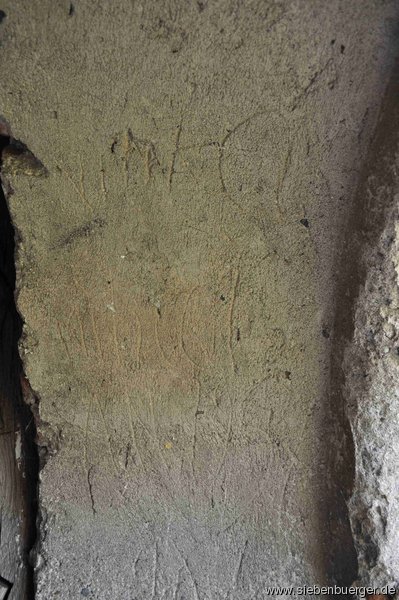..alte hinterlassene Inschriften, in den Fensterbgen des Felldorfer Kirchturms