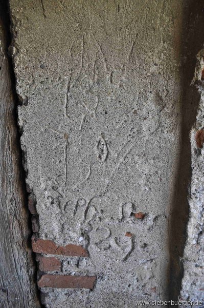 ...alte hinterlassene Inschriften in den Fensterbgen des Felldorfer -Kirchturms