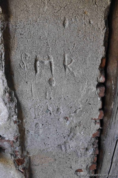 alte hinterlassene Inschriften, in den Fensterbgen des Felldorfer Kirchturms