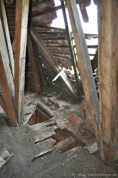 ..das beschdigte Dach der Kirchturmspitze