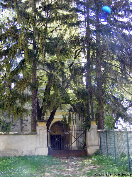 Eingang zur ev. Kirche