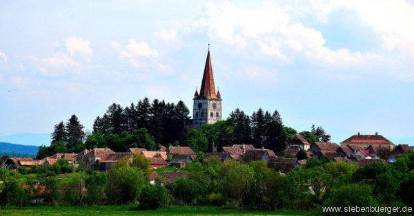 Gesamtansicht der Kirchenburg aus Groschenk/Harbachtal