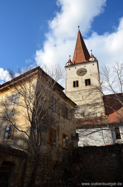 Groschenker Kirche mit der Alten Schule des Ortes